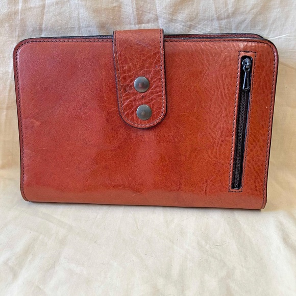 WRIST PURSE, CALF LEATHER, 9 X 6 X 1 ½ INCHES, MADE IN CANADA, MANY ZIPPED POCKE - Picture 2 of 8